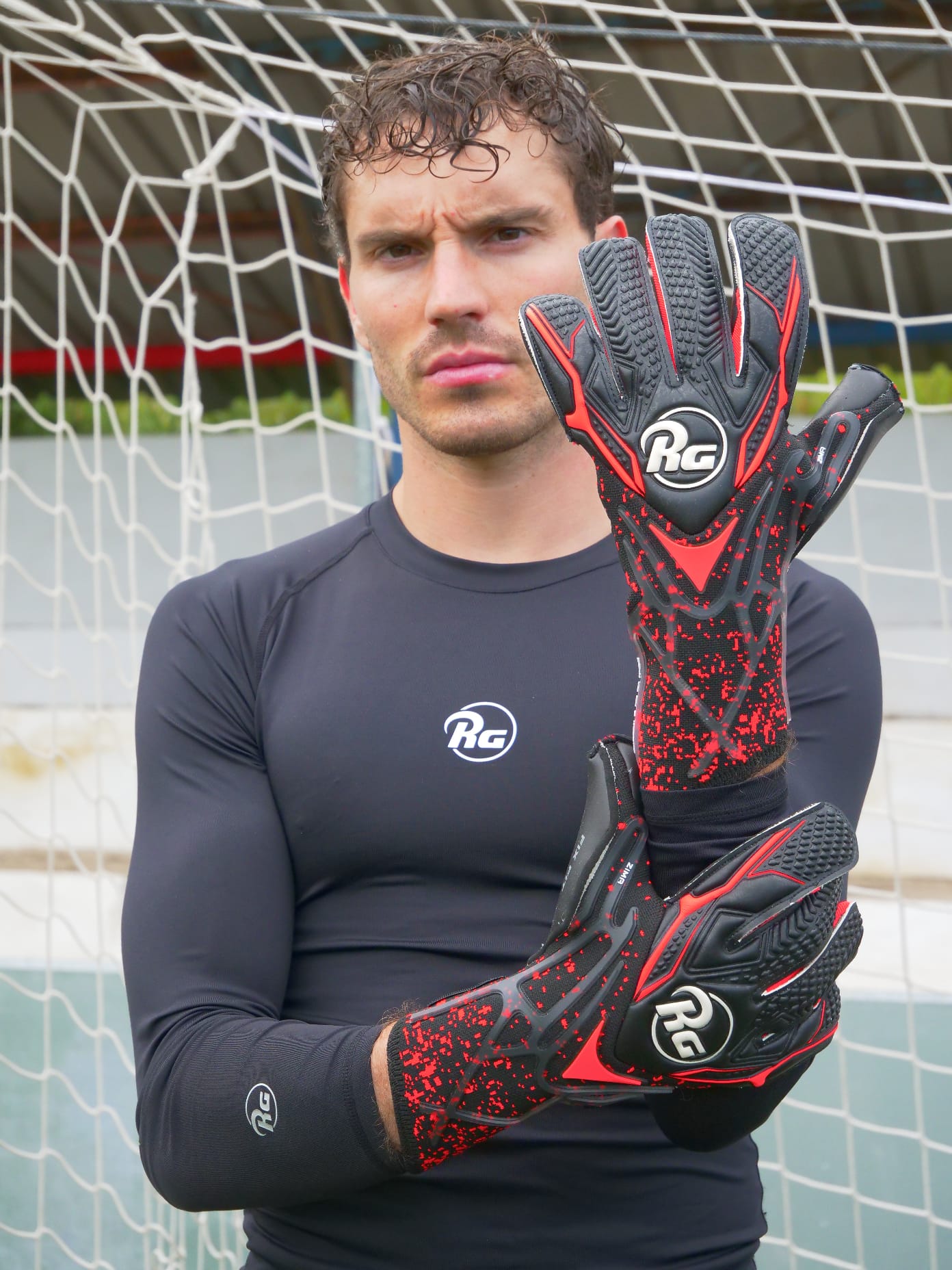 Portero serie Inferno con guantes RG rojo y negro